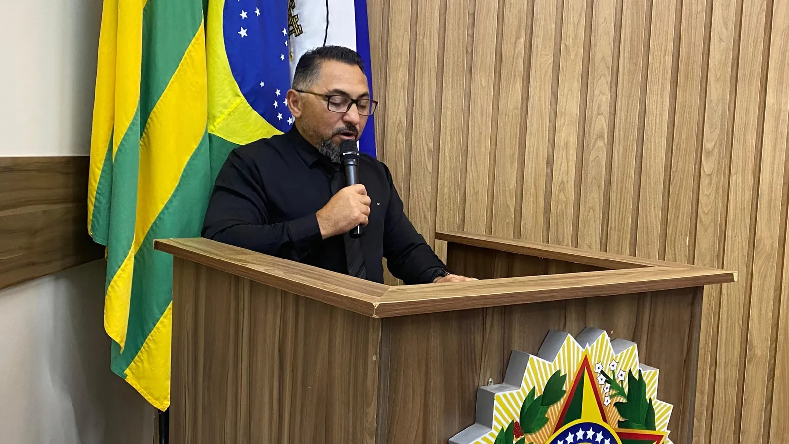 Vereador discursa na tribuna da Câmara Municipal de Planaltina de Goiás