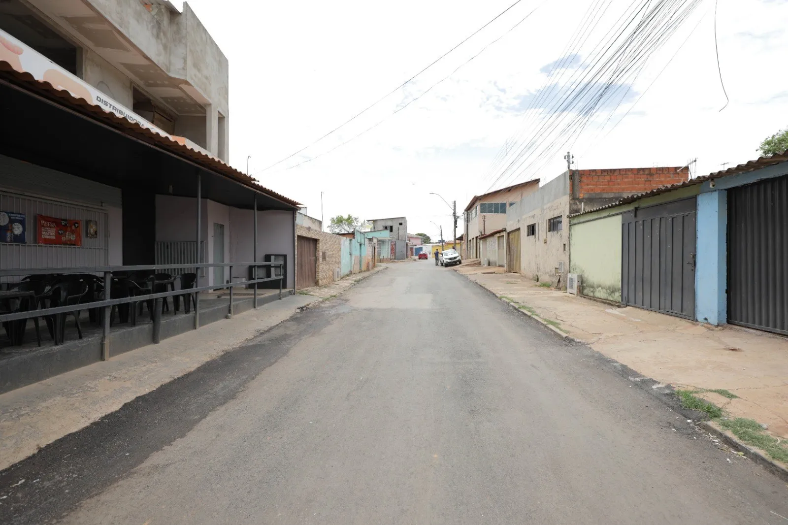 Rua residencial recapeada na Nova Colina, em Sobradinho, com casas e comércio dos dois lados