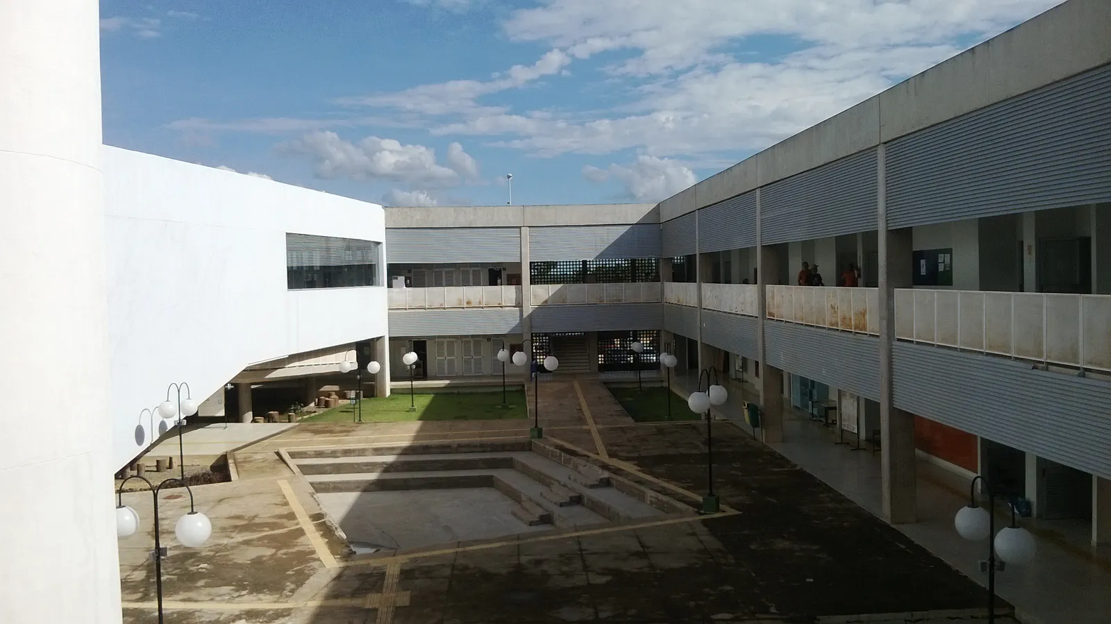 Pátio interno do campus da Faculdade UnB Planaltina, com prédios de dois andares