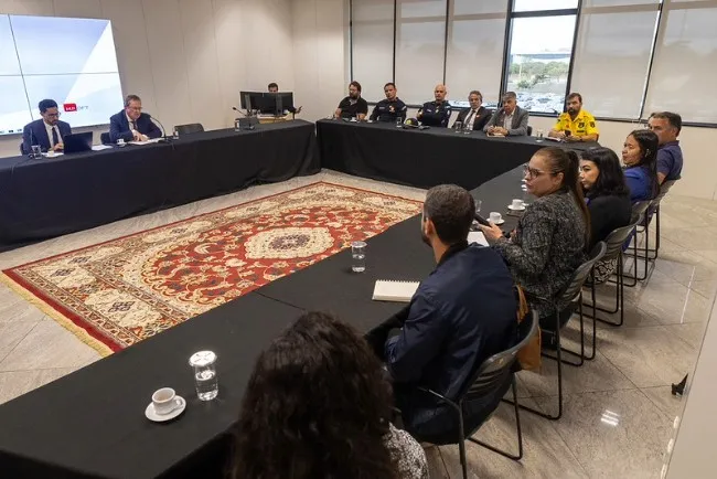 Representantes de órgãos públicos reunidos em mesa na sede do MPDFT