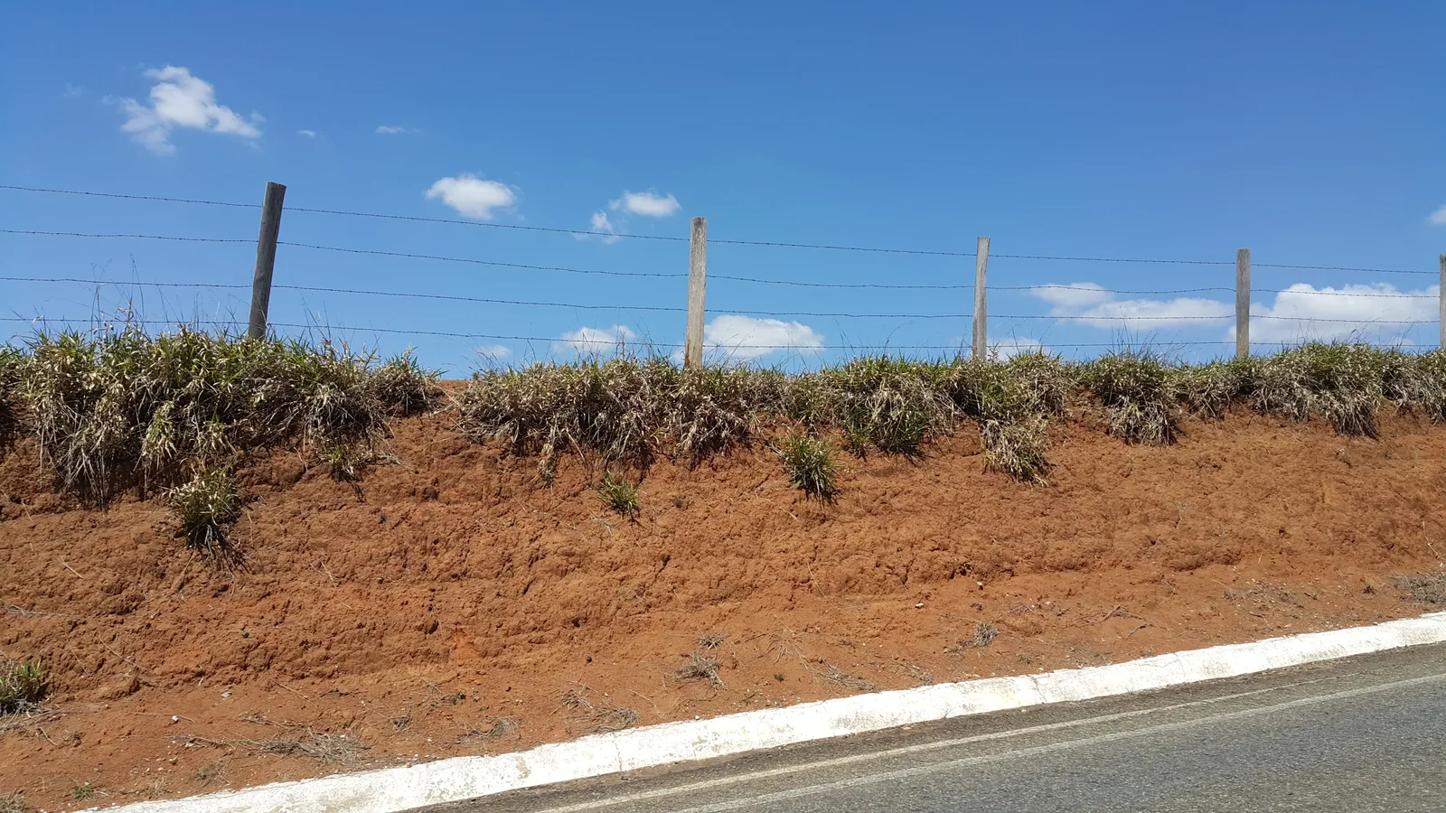 Latossolo exposto à beira da rodovia MG-173, em Conceição dos Ouros, em Minas Gerais