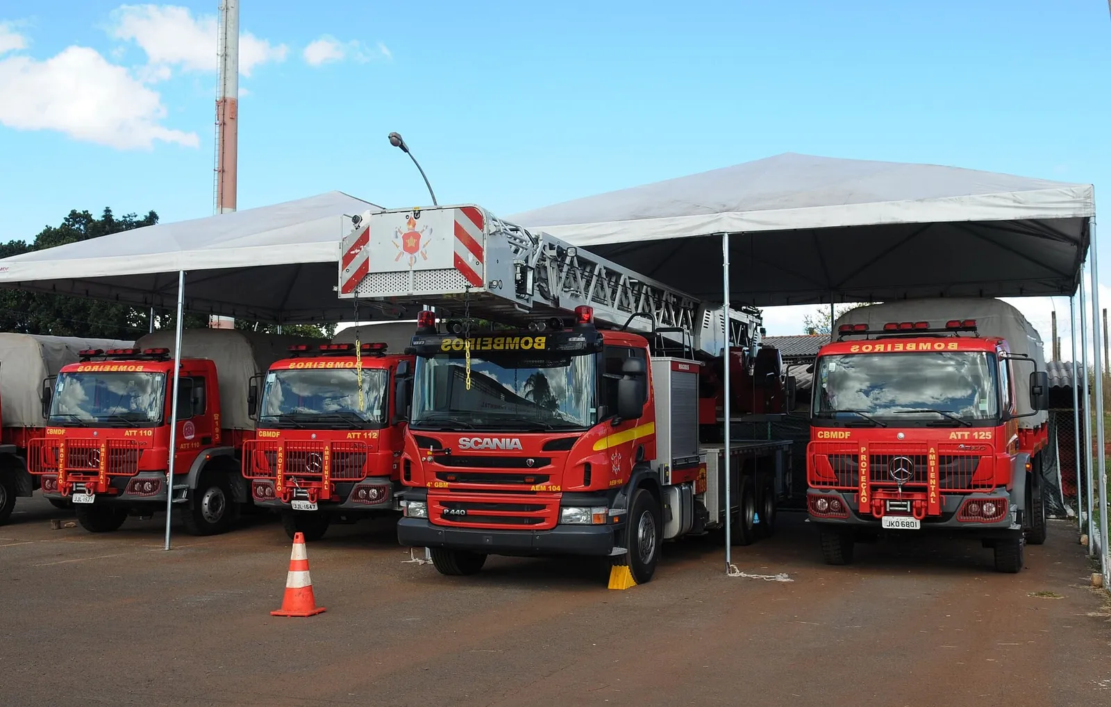 Viaturas do Corpo de Bombeiros Militar do Distrito Federal estacionadas sob tendas