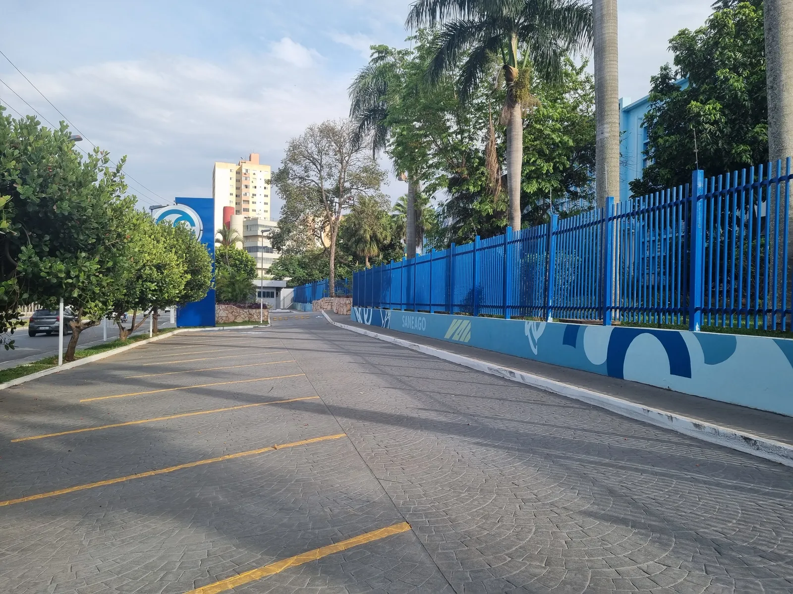 Fachada do edifício-sede da Saneago, no Jardim Goiás, em Goiânia