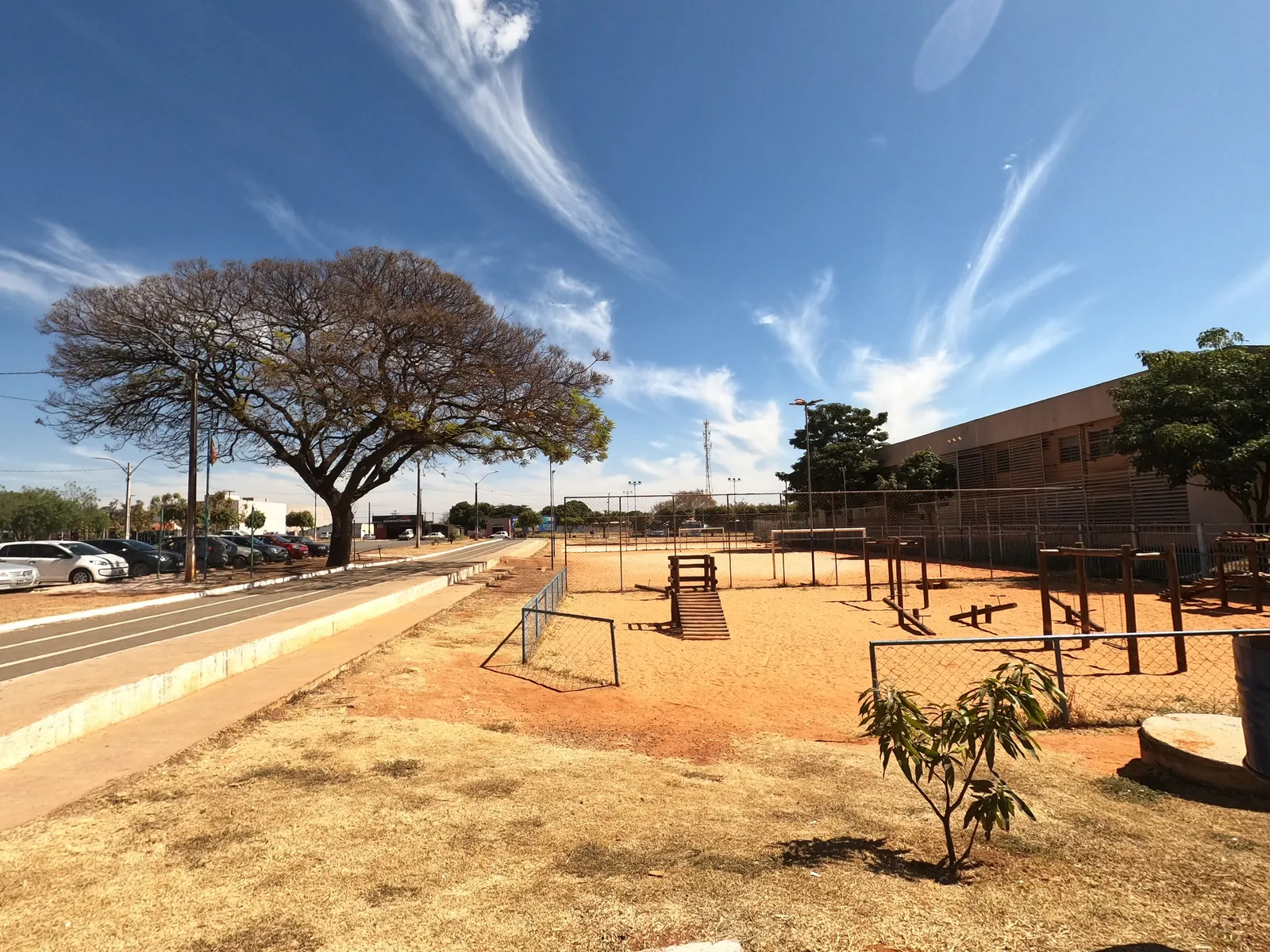Parquinho da Praça Barragem, em Planaltina de Goiás, em dia de céu azul