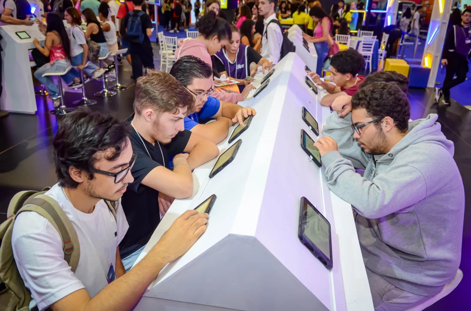 Jovens consultam terminais de vagas num evento do CIEE