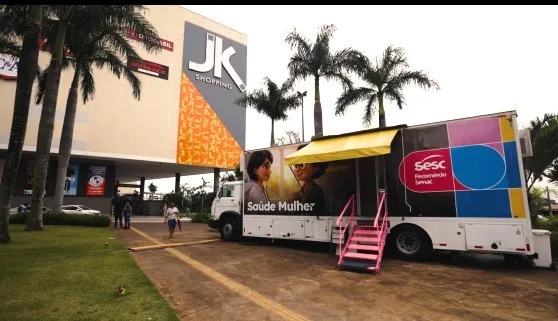 Carreta Saúde Mulher do Sesc estacionada em frente ao JK Shopping