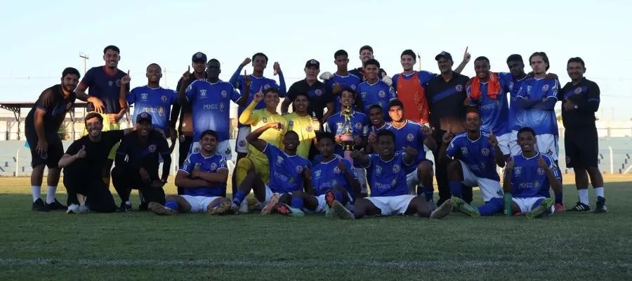 Jogadores e comissão do Canaã posam no gramado depois da partida