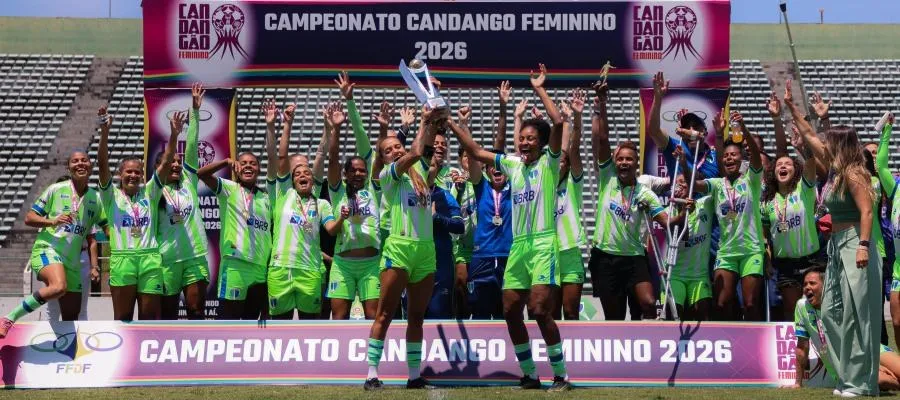 Jogadoras do Minas Brasília comemoram o título do Campeonato Candango Feminino 2026 com o troféu
