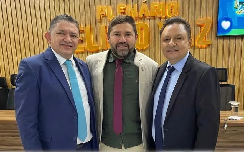 Três homens posam no plenário da Câmara Municipal de Planaltina de Goiás